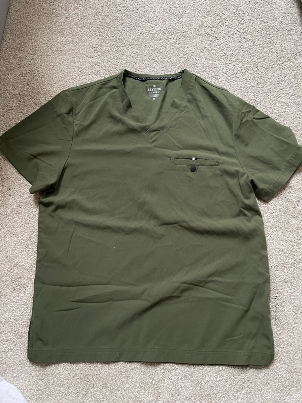 Beyond Scrubs Men's Olive V-Neck Utility Pocket Tee